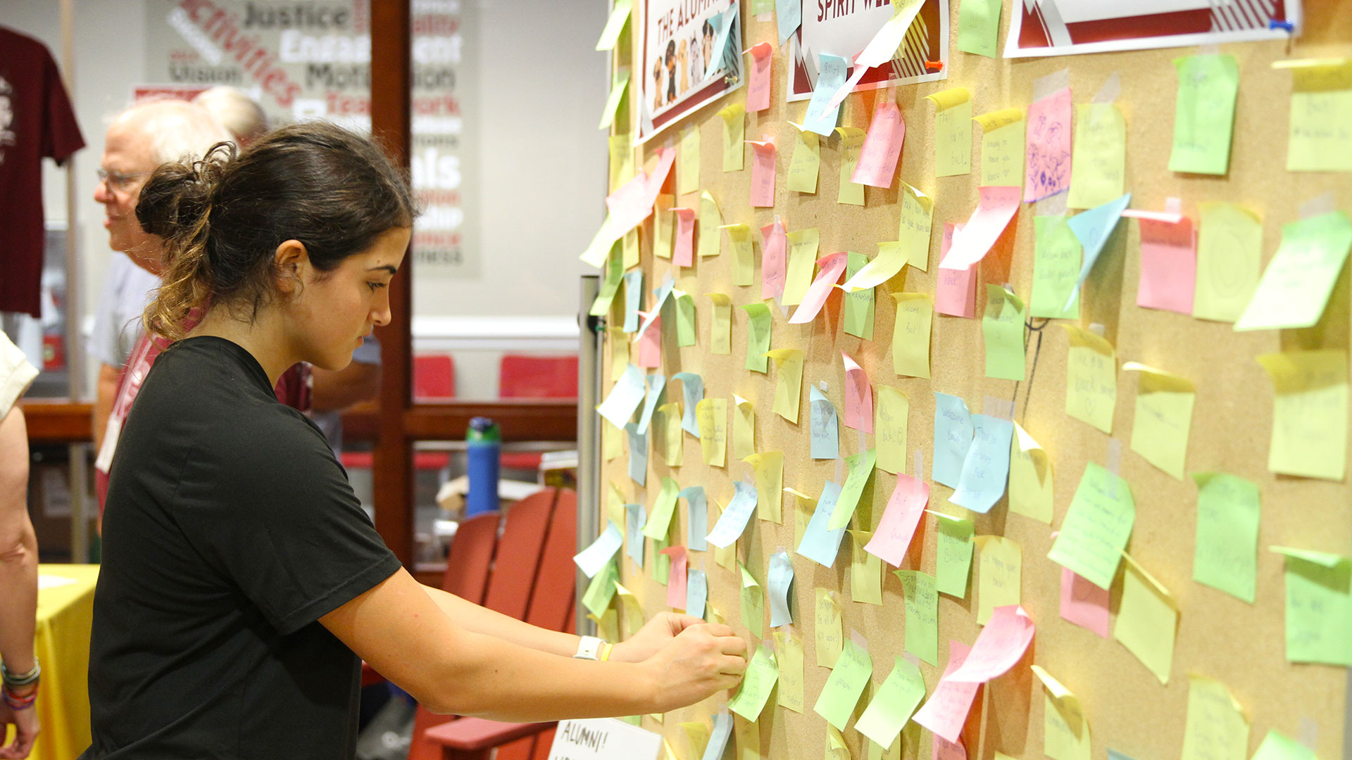 Guilford students left welcome notes for alumni arriving on campus.ms